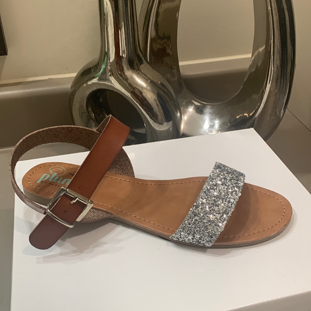 🔥2/$20🔥 NWOT PLUME SANDALS SZ 10